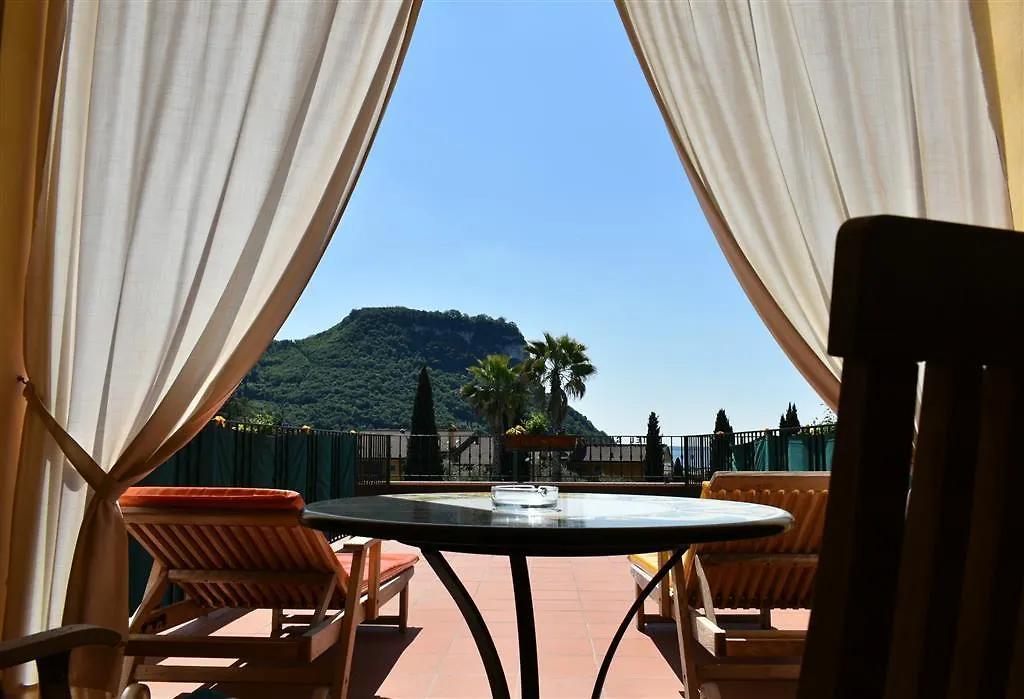 Villa Madrina Lovely And Dynamic Hotel Garda  4*, Garda (Verona)