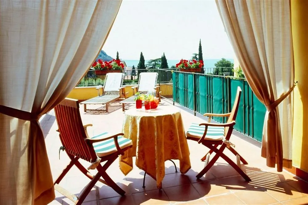 Villa Madrina Lovely And Dynamic Hotel Garda  4*, Garda (Verona)