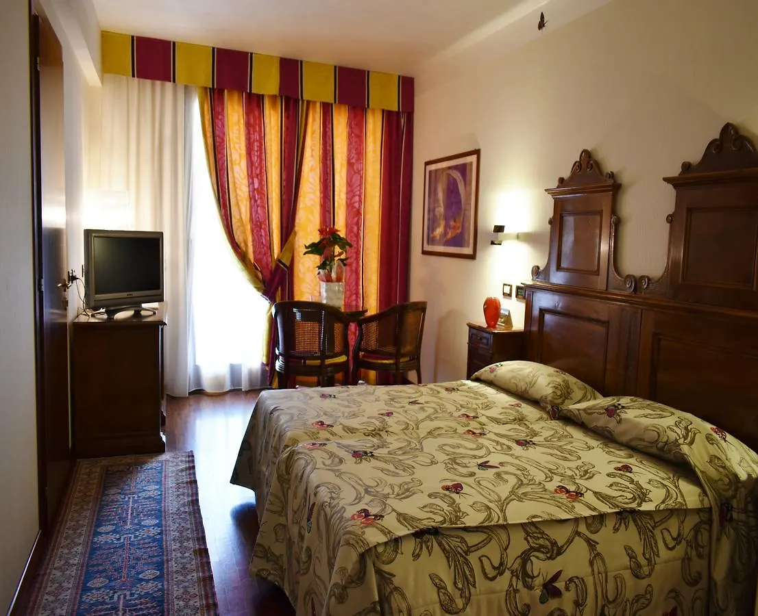 Villa Madrina Lovely And Dynamic Hotel Garda  Garda (Verona)