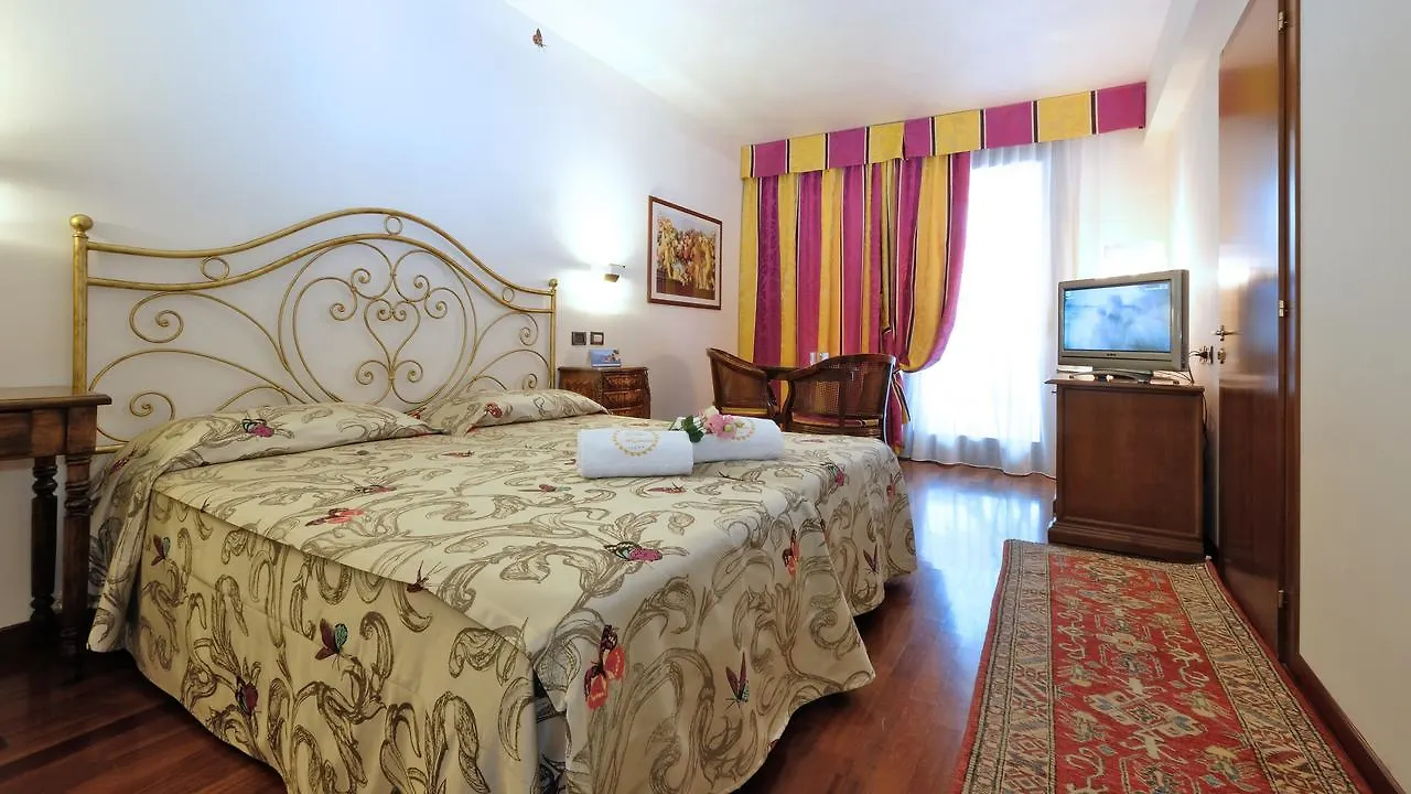 Villa Madrina Lovely And Dynamic Hotel Garda