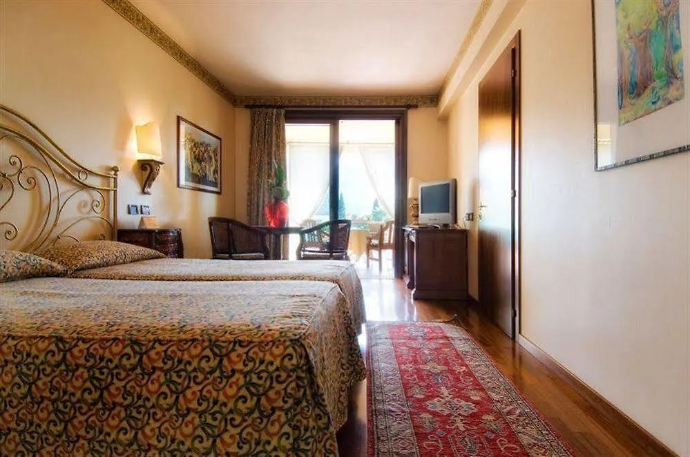 Villa Madrina Lovely And Dynamic Hotel Garda  Garda (Verona)