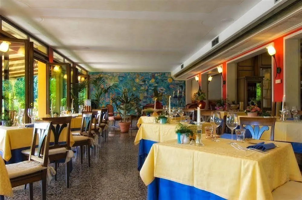 Villa Madrina Lovely And Dynamic Hotel Garda  4*, Garda (Verona)