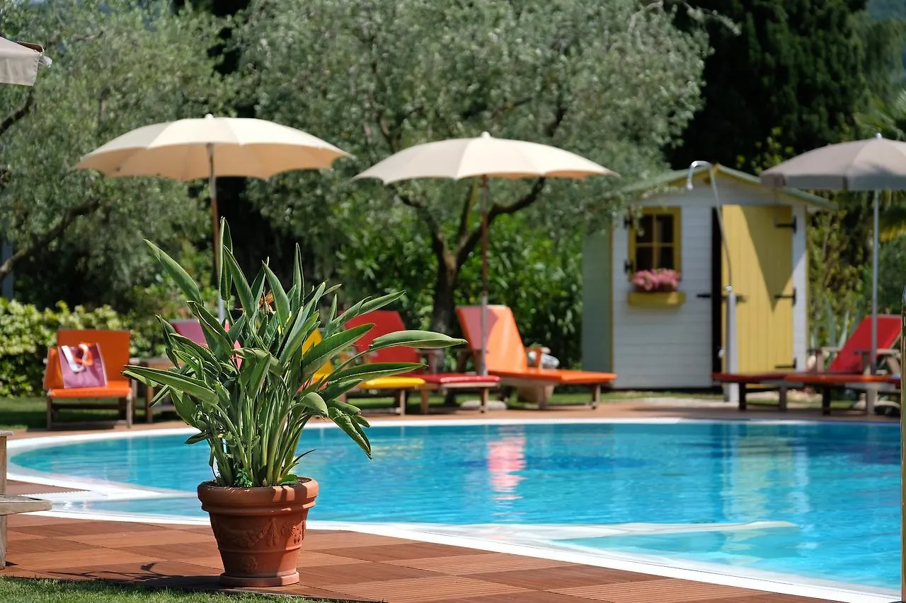 Villa Madrina Lovely And Dynamic Hotel Garda  4*, Garda (Verona) Włochy