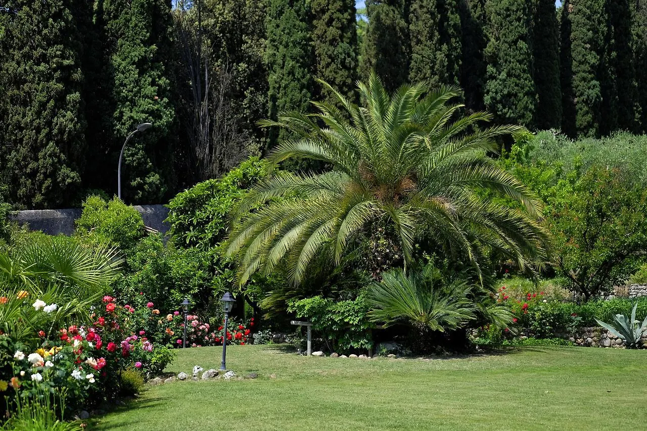 Villa Madrina Lovely And Dynamic Hotel Garda   Garda (Verona)